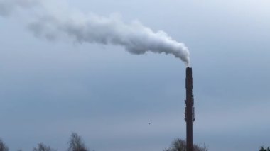 bacadan duman çıkıyor, bacalardan su buharı, buhar veya duman borulardan geliyor.