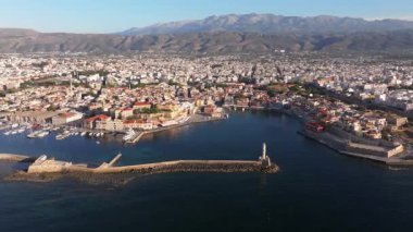 Güzel Eski şehir, Yunanistan ve en güzel manzaralı yerler - eski Chania kentinin manzaralı manzarası. Girit adası, eski Venedik limanı ve deniz fenerinin panoramik mavi saat, Seyahat Konseptleri