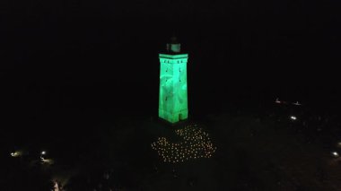 Gece Feneri Rubjerg Knude 'deki deniz fenerinde lazer ışığı gösterisi Danimarka Kuzey Denizi kıyısındaki kum tepeleri klasik tarz Danimarka, Avrupa, Danimarka' nın Güzel Peyzajları 