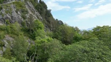 Oslo Şehir Limanı Norveç Havacılık Manzarası Oslo şehir merkezi için uçan dron 'dan güzel panoramik hava manzarası. Güneşli bir yaz gününde denizin arka planında dağlar ve mavi gökyüzü 