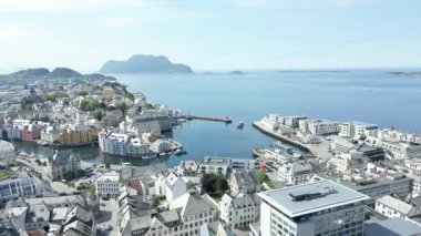 Oslo Şehir Limanı Norveç Havacılık Manzarası Oslo şehir merkezi için uçan dron 'dan güzel panoramik hava manzarası. Güneşli bir yaz gününde denizin arka planında dağlar ve mavi gökyüzü 