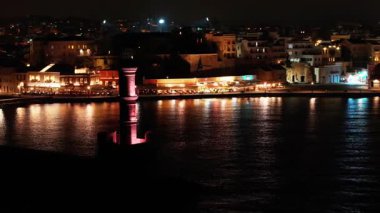 Geceleri Chania kasabası, Deniz feneri, İHA çekimi, Girit, Yunanistan, Chania 'nın muhteşem deniz feneri, Güzel Eski Şehir, Yunanistan ve en güzel manzaralı yerleri ile havadan görünüşü - eski güzel kasaba manzarası 
