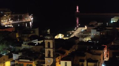 Gece vakti Chania kasabası, İHA çekimi, Girit, Yunanistan, Chania 'nın muhteşem deniz feneri, Güzel Eski Şehir, Yunanistan ve en güzel manzaralı yerleri ile havadan görünüşü - pitoresk eski kasaba manzarası 