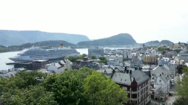 Oslo Şehir Limanı Norveç Havacılık Manzarası Oslo şehir merkezi için uçan dron 'dan güzel panoramik hava manzarası. Güneşli bir yaz gününde denizin arka planında dağlar ve mavi gökyüzü 