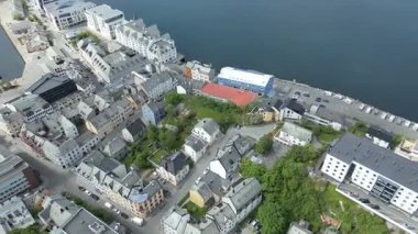 Oslo Şehir Limanı Norveç Havacılık Manzarası Oslo şehir merkezi için uçan dron 'dan güzel panoramik hava manzarası. Güneşli bir yaz gününde denizin arka planında dağlar ve mavi gökyüzü 
