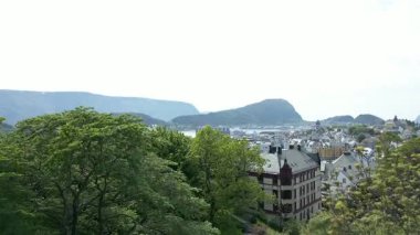 Oslo Şehir Limanı Norveç Havacılık Manzarası Oslo şehir merkezi için uçan dron 'dan güzel panoramik hava manzarası. Güneşli bir yaz gününde denizin arka planında dağlar ve mavi gökyüzü 