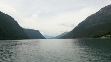 Göl manzaralı dağ manzaralı göl manzaralı gökyüzü, Skjolden, Norveç manzaralı fiyort, dağ sıralı göl manzaralı şelale manzaralı eski ahşap evli dağ vadisi, renkli göl manzaralı