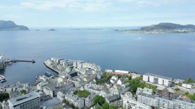 Oslo Şehir Limanı Norveç Havacılık Manzarası Oslo şehir merkezi için uçan dron 'dan güzel panoramik hava manzarası. Güneşli bir yaz gününde denizin arka planında dağlar ve mavi gökyüzü 