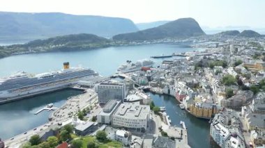 Oslo, Norveç - 11 Nisan 2023. Hava manzarası, Oslo şehir merkezi için uçan İHA 'dan güzel panoramik hava manzarası. Güneşli bir yaz gününde denizin arka planında dağlar ve mavi gökyüzü 