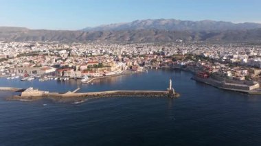 Güzel Eski şehir, Yunanistan ve en güzel manzaralı yerler - eski Chania kentinin manzaralı manzarası. Girit adası, eski Venedik limanı ve deniz fenerinin panoramik mavi saat, Seyahat Konseptleri
