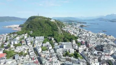 Oslo Şehir Limanı Norveç Havacılık Manzarası Oslo şehir merkezi için uçan dron 'dan güzel panoramik hava manzarası. Güneşli bir yaz gününde denizin arka planında dağlar ve mavi gökyüzü 