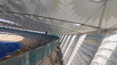 FPV uçuşu, Stadyum. Gece gündüz şehir manzarası. Yukarıdan aydınlık stadyuma kadar oyunlar ve taraftarlarla dolu bir manzara. Stadyum, Kiev, Ukrayna, Futbol stadyumu sahası, futbol arka planı, açık hava sporları 