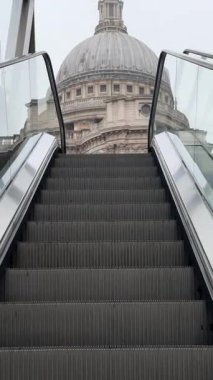 St Pauls Katedrali, Londra 'daki One New Change binasından çıkan bir yürüyen merdivenden görüldü. Yüksek kalite 4k görüntü