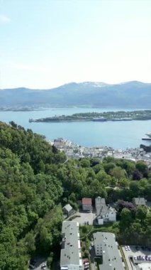Oslo Şehir Limanı Norveç Havacılık Manzarası Oslo şehir merkezi için uçan dron 'dan güzel panoramik hava manzarası. Güneşli bir yaz gününde denizin arka planında dağlar ve mavi gökyüzü 