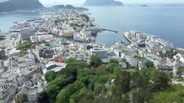 Oslo Şehir Limanı Norveç Havacılık Manzarası Oslo şehir merkezi için uçan dron 'dan güzel panoramik hava manzarası. Güneşli bir yaz gününde denizin arka planında dağlar ve mavi gökyüzü 