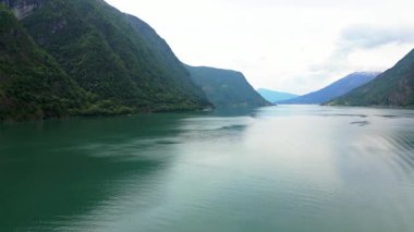 Göl manzaralı dağ manzaralı göl manzaralı gökyüzü, Skjolden, Norveç manzaralı fiyort, dağ sıralı göl manzaralı şelale manzaralı eski ahşap evli dağ vadisi, renkli göl manzaralı
