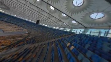 FPV uçuşu, Stadyum. Gece gündüz şehir manzarası. Yukarıdan aydınlık stadyuma kadar oyunlar ve taraftarlarla dolu bir manzara. Stadyum, Kiev, Ukrayna, Futbol stadyumu sahası, futbol arka planı, açık hava sporları 