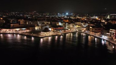 Gece vakti Chania kasabası, İHA çekimi, Girit, Yunanistan, Chania 'nın muhteşem deniz feneri, Güzel Eski Şehir, Yunanistan ve en güzel manzaralı yerleri ile havadan görünüşü - pitoresk eski kasaba manzarası 