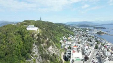 Oslo Şehir Limanı Norveç Havacılık Manzarası Oslo şehir merkezi için uçan dron 'dan güzel panoramik hava manzarası. Güneşli bir yaz gününde denizin arka planında dağlar ve mavi gökyüzü 