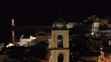 Gece vakti Chania kasabası, İHA çekimi, Girit, Yunanistan, Chania 'nın muhteşem deniz feneri, Güzel Eski Şehir, Yunanistan ve en güzel manzaralı yerleri ile havadan görünüşü - pitoresk eski kasaba manzarası 