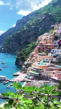 Positano, İtalya 'nın Amalfi Sahili' nde turistik bir yer. Amalfi kıyısındaki ünlü turist beldesinin havadan görünüşü. Yeşil sulu bitki örtüsü, Positano Napoli metropolitan bölgesinde bir köydür.. 