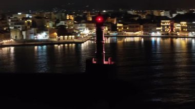 Geceleri Chania kasabası, Deniz feneri, İHA çekimi, Girit, Yunanistan, Chania 'nın muhteşem deniz feneri, Güzel Eski Şehir, Yunanistan ve en güzel manzaralı yerleri ile havadan görünüşü - eski güzel kasaba manzarası 