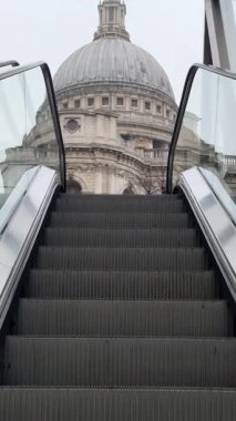 St Pauls Katedrali, Londra 'daki One New Change binasından çıkan bir yürüyen merdivenden görüldü. Yüksek kalite 4k görüntü