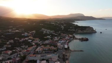 Girit adasındaki gökyüzü manzarası masmavi suyla, Yunanistan, Avrupa, Girit 'in güneyinde güzel, egzotik bir ada, inanılmaz Altın Sahili, adanın en güzel ve en iyi plajları
