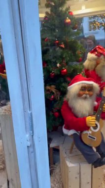 Noel Baba oyuncakları ve Noel ağaçlarını taşıyor Yeni yıl süslemeleri panayırda, Noel süslemeleri