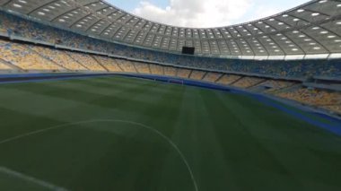 FPV uçuşu, Stadyum. Gece gündüz şehir manzarası. Yukarıdan aydınlık stadyuma kadar oyunlar ve taraftarlarla dolu bir manzara. Stadyum, Kiev, Ukrayna, Futbol stadyumu sahası, futbol arka planı, açık hava sporları 