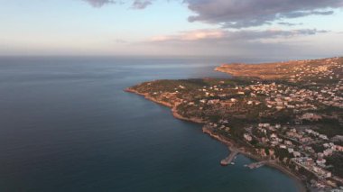 Girit adasındaki gökyüzü manzarası masmavi suyla, Yunanistan, Avrupa, Girit 'in güneyinde güzel, egzotik bir ada, inanılmaz Altın Sahili, adanın en güzel ve en iyi plajları