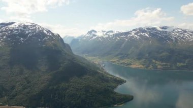 Loen üzerinde panorama manzarası ve Nordfjord, Norveç 'in iç kısmı. Norveç 'teki Leon Skylift' ten Lovatnet Gölü. Eski Leon Norveç Skylift Dağı, Hoven Zirvesi 'nden Leon Köyü, 