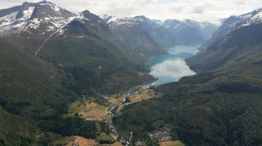 Loen üzerinde panorama manzarası ve Nordfjord, Norveç 'in iç kısmı. Norveç 'teki Leon Skylift' ten Lovatnet Gölü. Eski Leon Norveç Skylift Dağı, Hoven Zirvesi 'nden Leon Köyü, 
