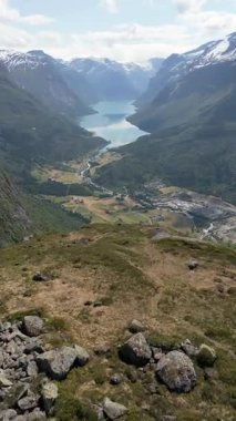 Loen üzerinde panorama manzarası ve Nordfjord, Norveç 'in iç kısmı. Norveç 'teki Leon Skylift' ten Lovatnet Gölü. Eski Leon Norveç Skylift Dağı, Hoven Zirvesi 'nden Leon Köyü, 