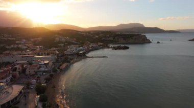 Girit adasındaki gökyüzü manzarası masmavi suyla, Yunanistan, Avrupa, Girit 'in güneyinde güzel, egzotik bir ada, inanılmaz Altın Sahili, adanın en güzel ve en iyi plajları