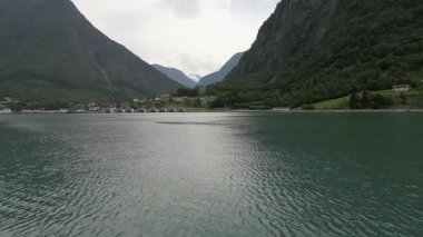 Göl manzaralı dağ manzaralı göl manzaralı gökyüzü, Skjolden, Norveç manzaralı fiyort, dağ sıralı göl manzaralı şelale manzaralı eski ahşap evli dağ vadisi, renkli göl manzaralı