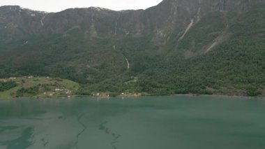 Göl manzaralı dağ manzaralı göl manzaralı gökyüzü, Skjolden, Norveç manzaralı fiyort, dağ sıralı göl manzaralı şelale manzaralı eski ahşap evli dağ vadisi, renkli göl manzaralı
