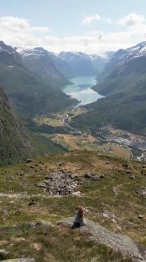 İnsansız hava aracı kızdan, Aerial View 'dan, Panorama' dan Loen 'e ve Nordfjord, Norveç' in iç kısımlarına uçuyor. Norveç 'teki Leon Skylift' ten Lovatnet Gölü. Eski Leon Norveç Skylift Dağı, Köy