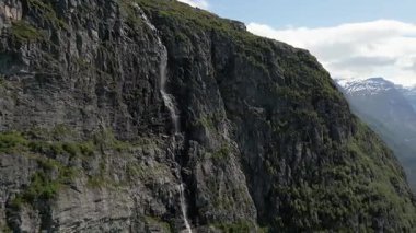 Loen üzerinde panorama manzarası ve Nordfjord, Norveç 'in iç kısmı. Norveç 'teki Leon Skylift' ten Lovatnet Gölü. Eski Leon Norveç Skylift Dağı, Hoven Zirvesi 'nden Leon Köyü, 