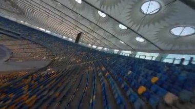 FPV uçuşu, Stadyum. Gece gündüz şehir manzarası. Yukarıdan aydınlık stadyuma kadar oyunlar ve taraftarlarla dolu bir manzara. Stadyum, Kiev, Ukrayna, Futbol stadyumu sahası, futbol arka planı, açık hava sporları 