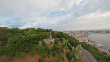 KIEV, Ukrayna - 19 Nisan 2021: FPV drone, Reunion Arch, Kyiv: Halkların Dostluk Kemeri ve Volodymyr Tepesi köprüsü. Kiev 'deki parkın ve yaya köprüsünün manzarası. Parktaki insanlar ve yeşil ağaçlar. 