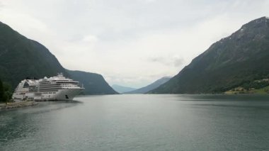 Skjolden, Norveç 27 Nisan 2024. Göl manzaralı göl manzaralı gökyüzü, Skjolden, Norveç manzaralı fiyort, dağ sıralı göl manzaralı şelale manzaralı dağ vadisi manzaralı 