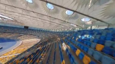 FPV uçuşu, Stadyum. Gece gündüz şehir manzarası. Yukarıdan aydınlık stadyuma kadar oyunlar ve taraftarlarla dolu bir manzara. Stadyum, Kiev, Ukrayna, Futbol stadyumu sahası, futbol arka planı, açık hava sporları 