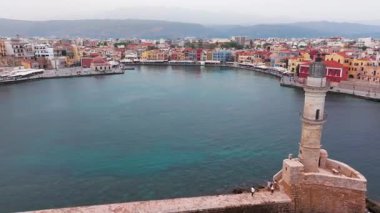 Güzel Eski şehir, Yunanistan ve en güzel manzaralı yerler - eski Chania kentinin manzaralı manzarası. Girit adası, eski Venedik limanı ve deniz fenerinin panoramik mavi saat, Seyahat Konseptleri