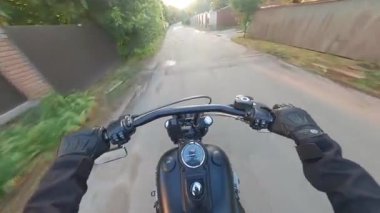  KIEV, Ukrayna - 04 09 2021: Motosikletli adam manzarası, açık yolda motosikletli motosikletli POV, motosikletli araç, 