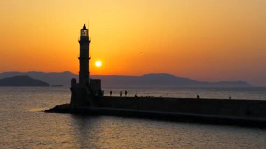 Geceleri Chania kasabası, Deniz feneri, İHA çekimi, Girit, Yunanistan, Chania 'nın muhteşem deniz feneri, Güzel Eski Şehir, Yunanistan ve en güzel manzaralı yerleri ile havadan görünüşü - eski güzel kasaba manzarası 