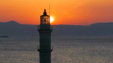 Geceleri Chania kasabası, Deniz feneri, İHA çekimi, Girit, Yunanistan, Chania 'nın muhteşem deniz feneri, Güzel Eski Şehir, Yunanistan ve en güzel manzaralı yerleri ile havadan görünüşü - eski güzel kasaba manzarası 