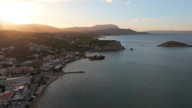 Girit adasındaki gökyüzü manzarası masmavi suyla, Yunanistan, Avrupa, Girit 'in güneyinde güzel, egzotik bir ada, inanılmaz Altın Sahili, adanın en güzel ve en iyi plajları