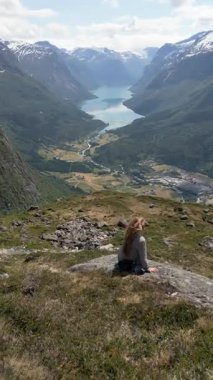 İnsansız hava aracı kızdan, Aerial View 'dan, Panorama' dan Loen 'e ve Nordfjord, Norveç' in iç kısımlarına uçuyor. Norveç 'teki Leon Skylift' ten Lovatnet Gölü. Eski Leon Norveç Skylift Dağı, Köy