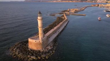 Geceleri Chania kasabası, Deniz feneri, İHA çekimi, Girit, Yunanistan, Chania 'nın muhteşem deniz feneri, Güzel Eski Şehir, Yunanistan ve en güzel manzaralı yerleri ile havadan görünüşü - eski güzel kasaba manzarası 